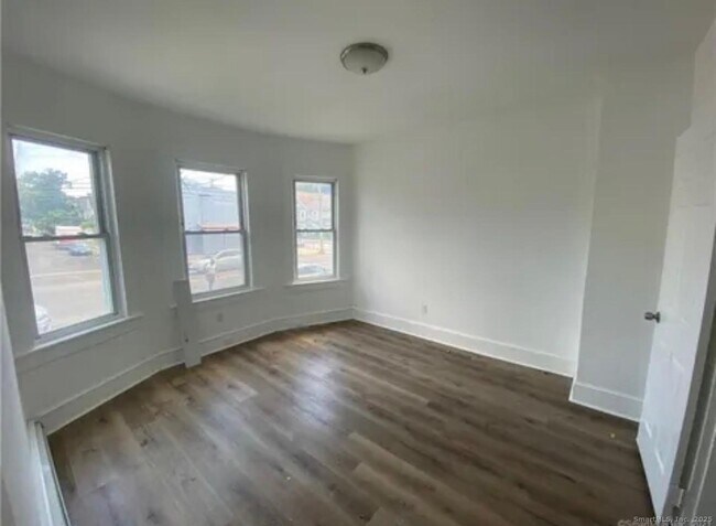 Building Photo - 220 Maplewood Ave