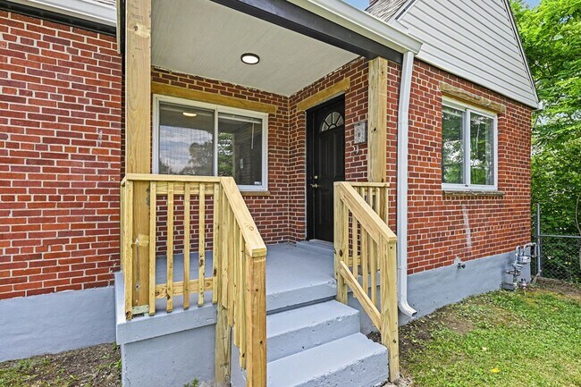 Building Photo - Renovated 3 Bed 2 Bath Home