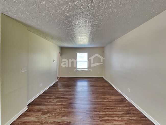 Foto del edificio - 275 Monarch Dr