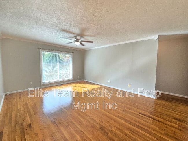 Building Photo - 910 Holly Dr