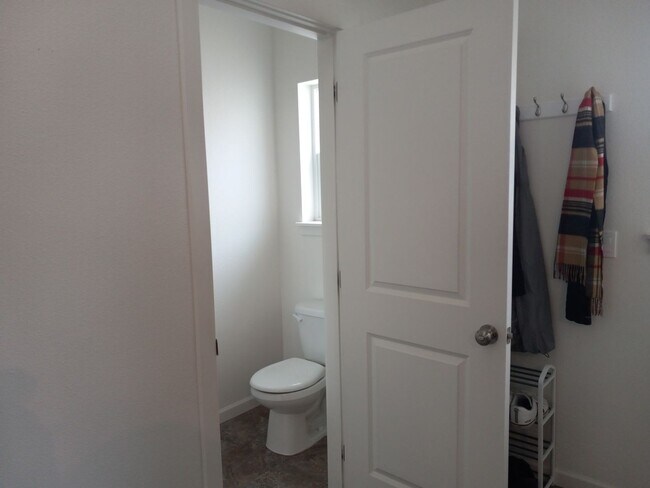 Building Photo - Charming 3-Bedroom Home in Prime Pullman L...