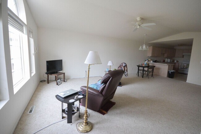 Building Photo - End unit, 1 level living townhome!