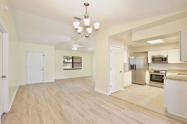 Foto del edificio - Gorgeous 3/2 Home with a 2 Car Garage Located in Well Maintained Cul-de-sac - Leesburg