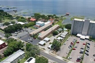 Building Photo - 2121 Lakeview Dr