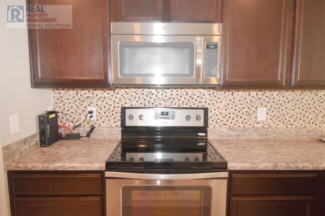 Building Photo - Gorgeous townhome w/2 car garage, triple Blackman schools, neighborhood pool!