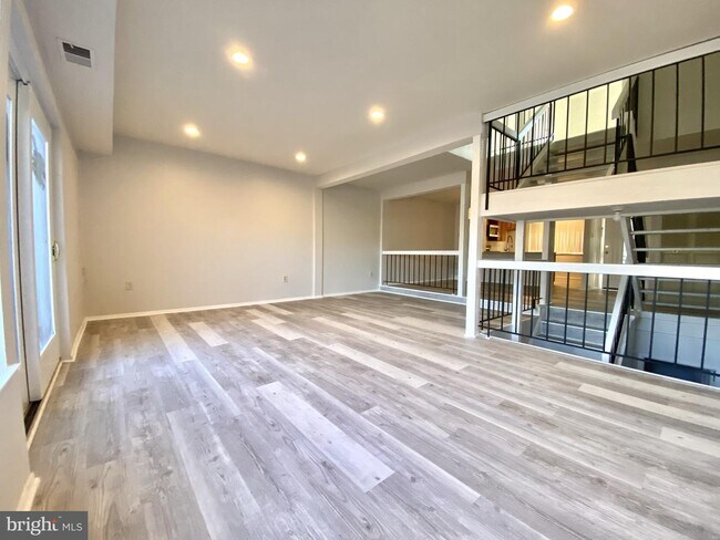 Building Photo - 20241 Laurel Hill Way