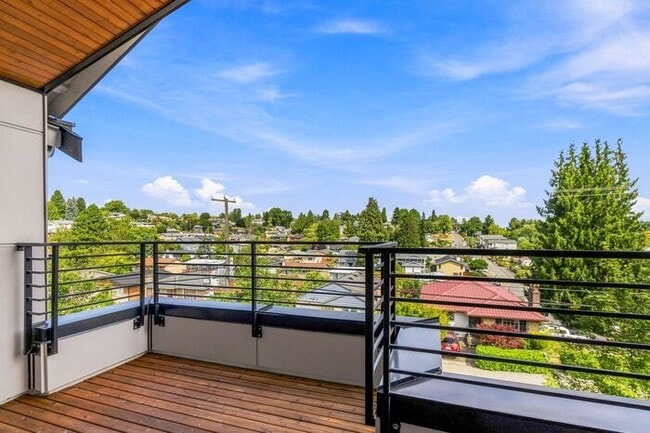 Building Photo - ULTRA-MODERN Air Conditioned Townhome in Beacon Hill!