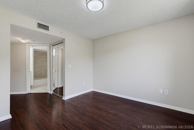 Foto del edificio - 400 Crestwood Ct N