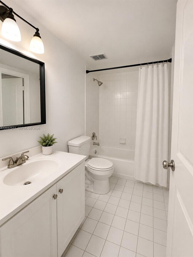 Foto del edificio - 6886 N Kendall Dr