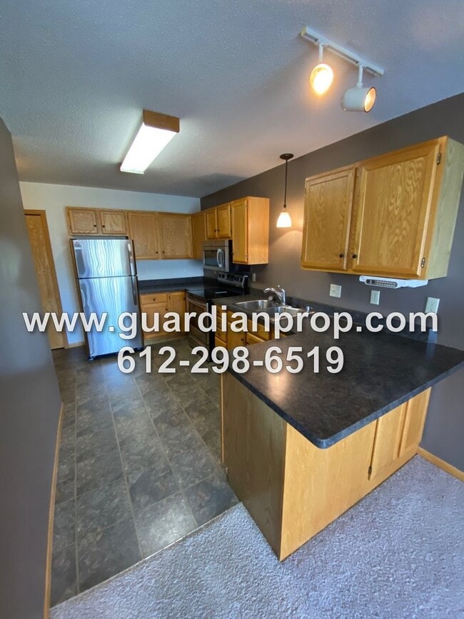 Foto del edificio - End Unit Townhouse Available May 1st, Vaulted Ceilings, Loft Area, Patio w/Yard Space, 2 Car Gara...