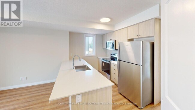 Building Photo - 410-410 Northfield Dr W