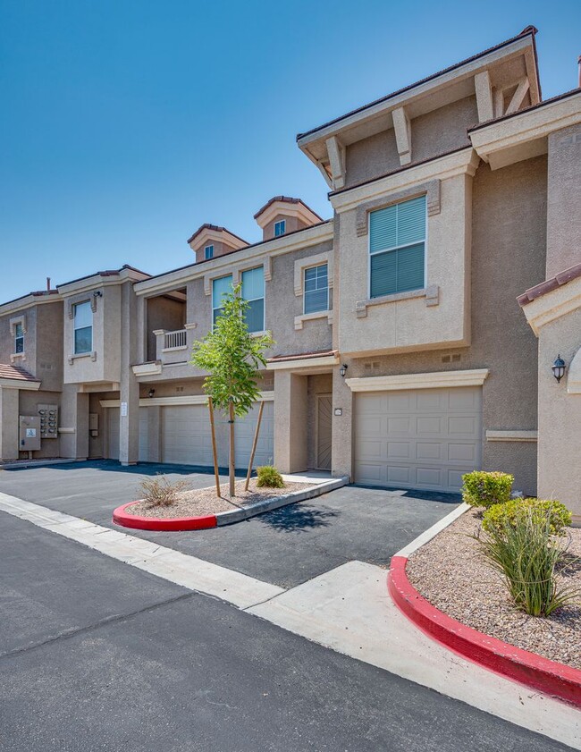 Building Photo - 2 bedroom - 2 Bath - 2 car Garage - Gated ...