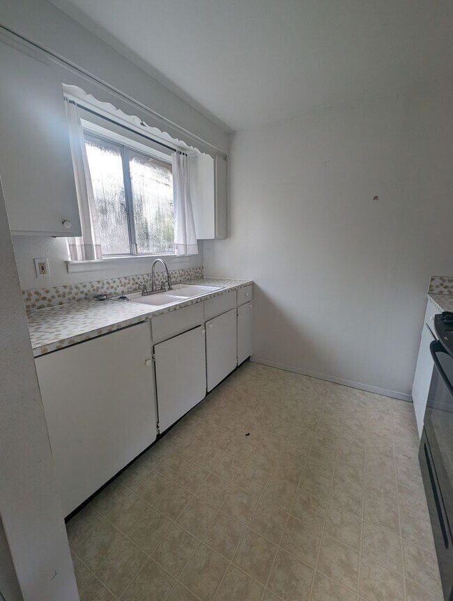 Building Photo - 235/237 Whitesell St W