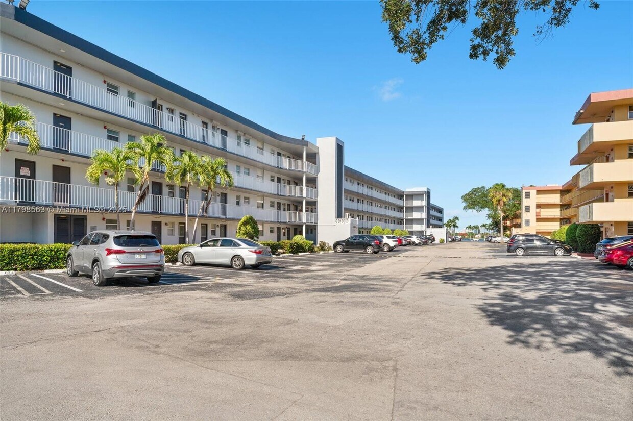 Foto principal - 447 NE 195th St