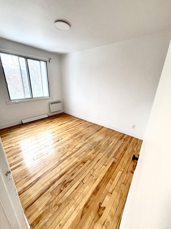 Building Photo - 3105 Av Van Horne