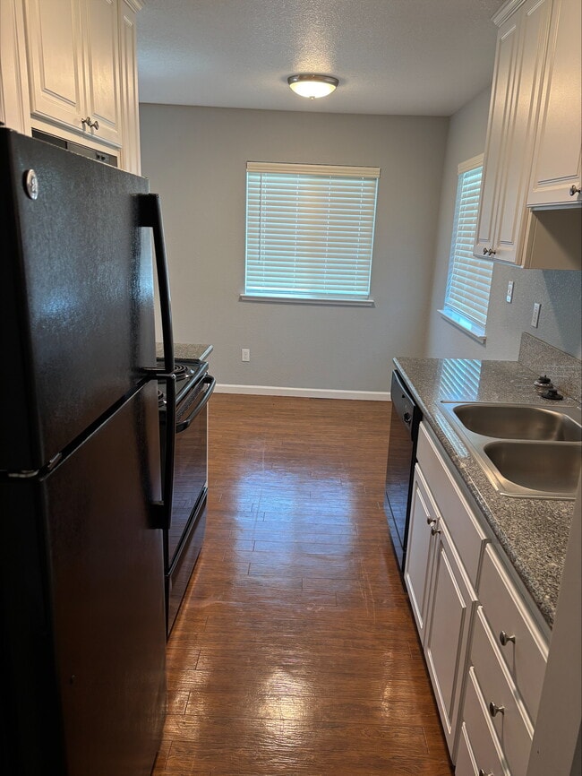 Building Photo - Heatherwood Apartments