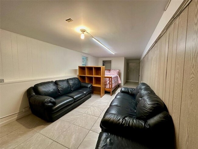 Building Photo - 23 Seanna Rd