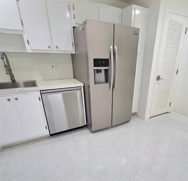Foto del edificio - 4030 W Palm Aire Dr