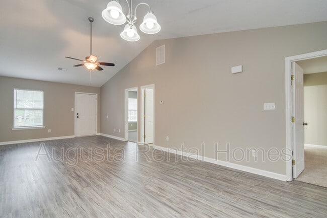 Building Photo - 525 Edgecliff Ln