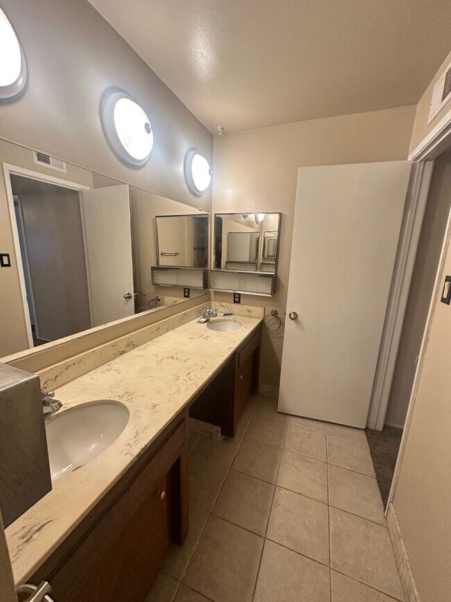 Foto del edificio - Updated Duplex Unit With Lincoln Schools