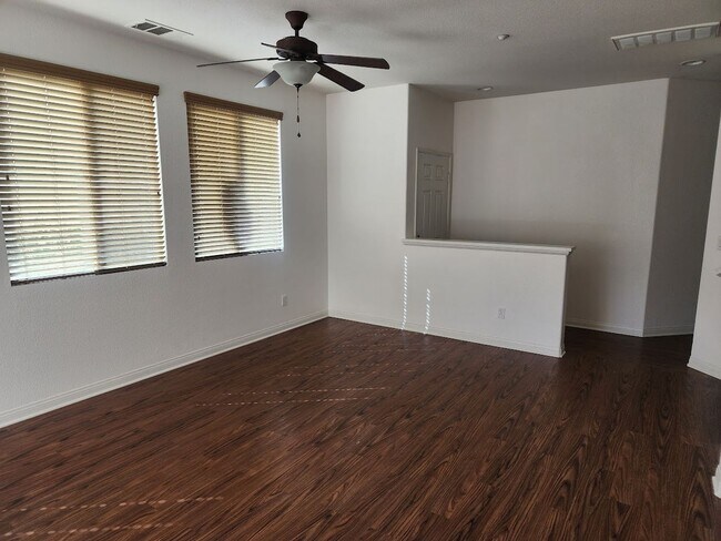 Building Photo - 2 Bedroom Townhome w/Attached 1 Car Garage...