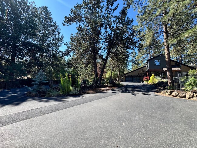 Building Photo - FOR RENT: FURNISHED LONG-TERM EXTREMELY CO...