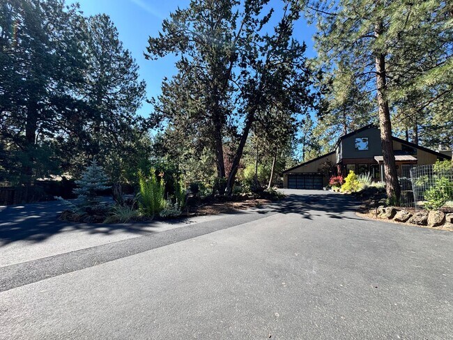 Building Photo - FOR RENT: FURNISHED LONG-TERM EXTREMELY COZY, PRIVATE & COMFORTABLE BEND HOME WITH MAINTAINED HUG...