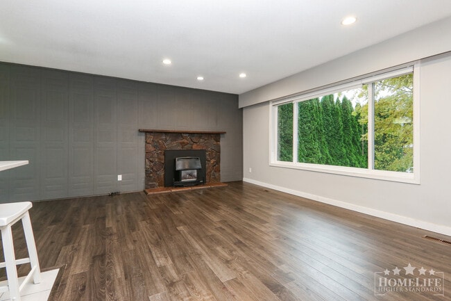 Building Photo - Spacious 3-Bedroom Upper Suite in Desirabl...