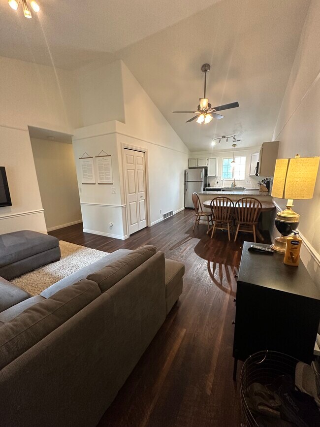Foto del edificio - 1649 N Grandview Ln