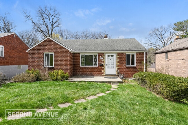 Building Photo - 220 Briarwood Dr