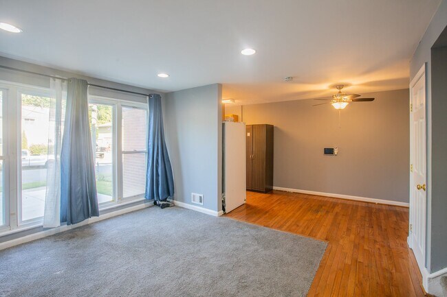 Foto del edificio - Amazing 4 BR/2 BA Semi-Detached Home in Ca...