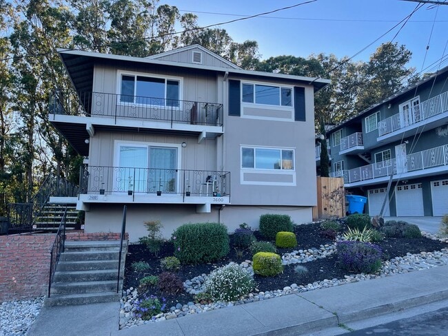Foto del edificio - 3600 Crestmoor Dr