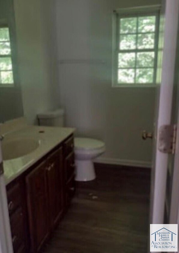 Foto del edificio - 1136 Rives Rd