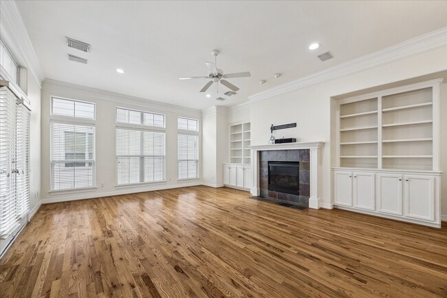 Building Photo - 612 Leverkuhn St