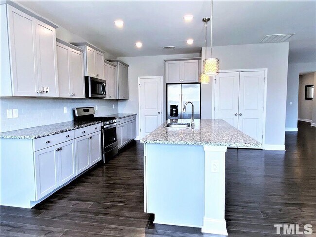 Foto del edificio - 5 Bedroom Single Family House for Sale Apex