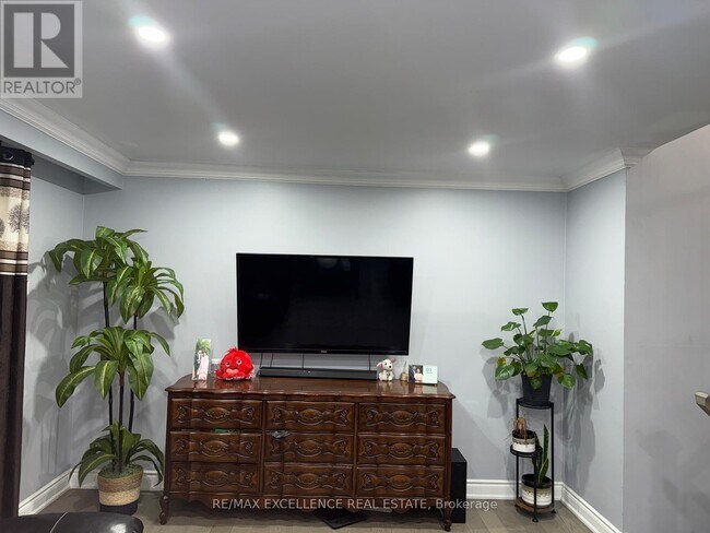 Building Photo - 72 Rotherglen Ct