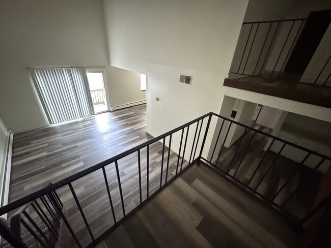 Building Photo - Expansive Bi-Level 3-Bedroom