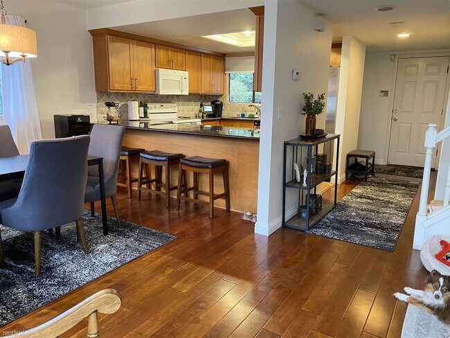 Foto del edificio - 3 br, 2.5 bath Townhome - 1965 Dry Creek Road
