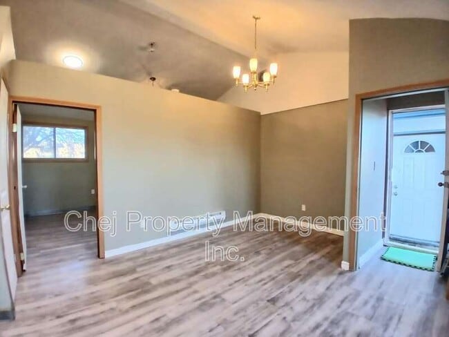 Building Photo - 6519-6136 136 Ave NW