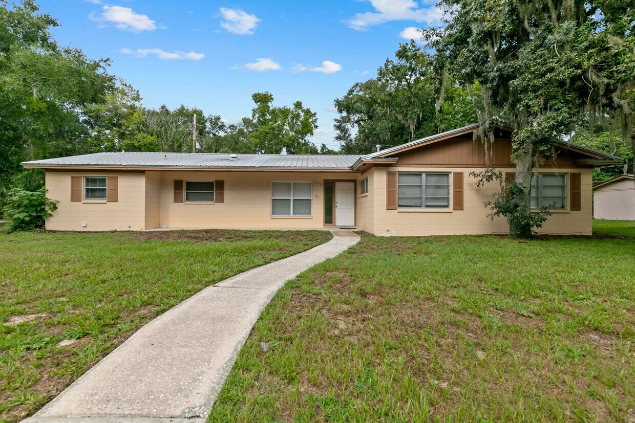 Foto principal - LEASE TERMS NEGOTIABLE Great location for ...