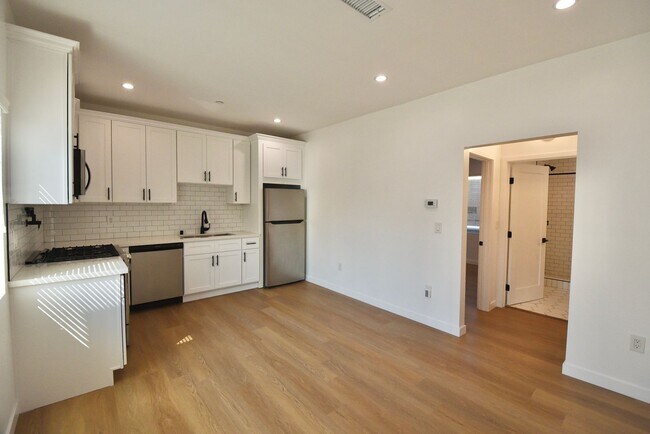 Foto del edificio - 5220-26 Radford Avenue
