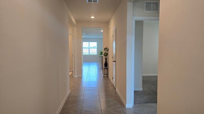 Foto del edificio - Beautiful 4 Bedroom, 2 bath home is Availa...