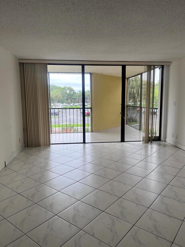 Foto del edificio - 16300 Golf Club Rd