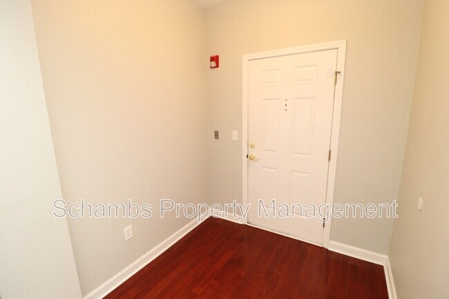 Foto del edificio - 223 Eyam Hall Ln