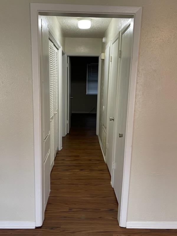 Foto del edificio - AVAILABLE NOW. GRANITE COUNTERTOPS. Spacious single-level Townhome with upgraded flooring throughout