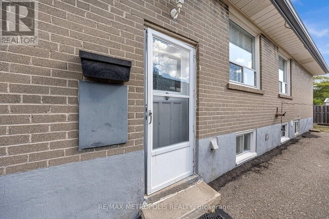 Building Photo - 147 Vodden St E