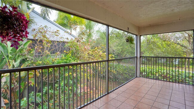 Building Photo - 905 N Franklin Ave