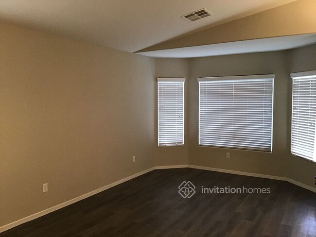 Building Photo - 4921 W El Campo Grande Ave