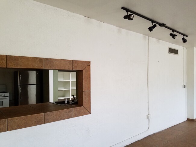 Building Photo - 811 N Seminole Ave