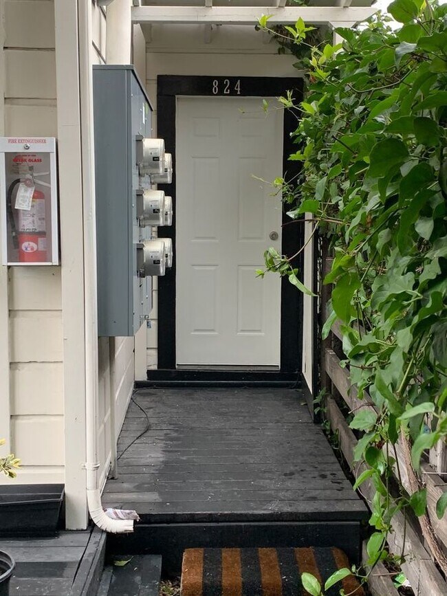 Building Photo - Sunny Remodeled? One Bedroom ?with W/D, ?P...
